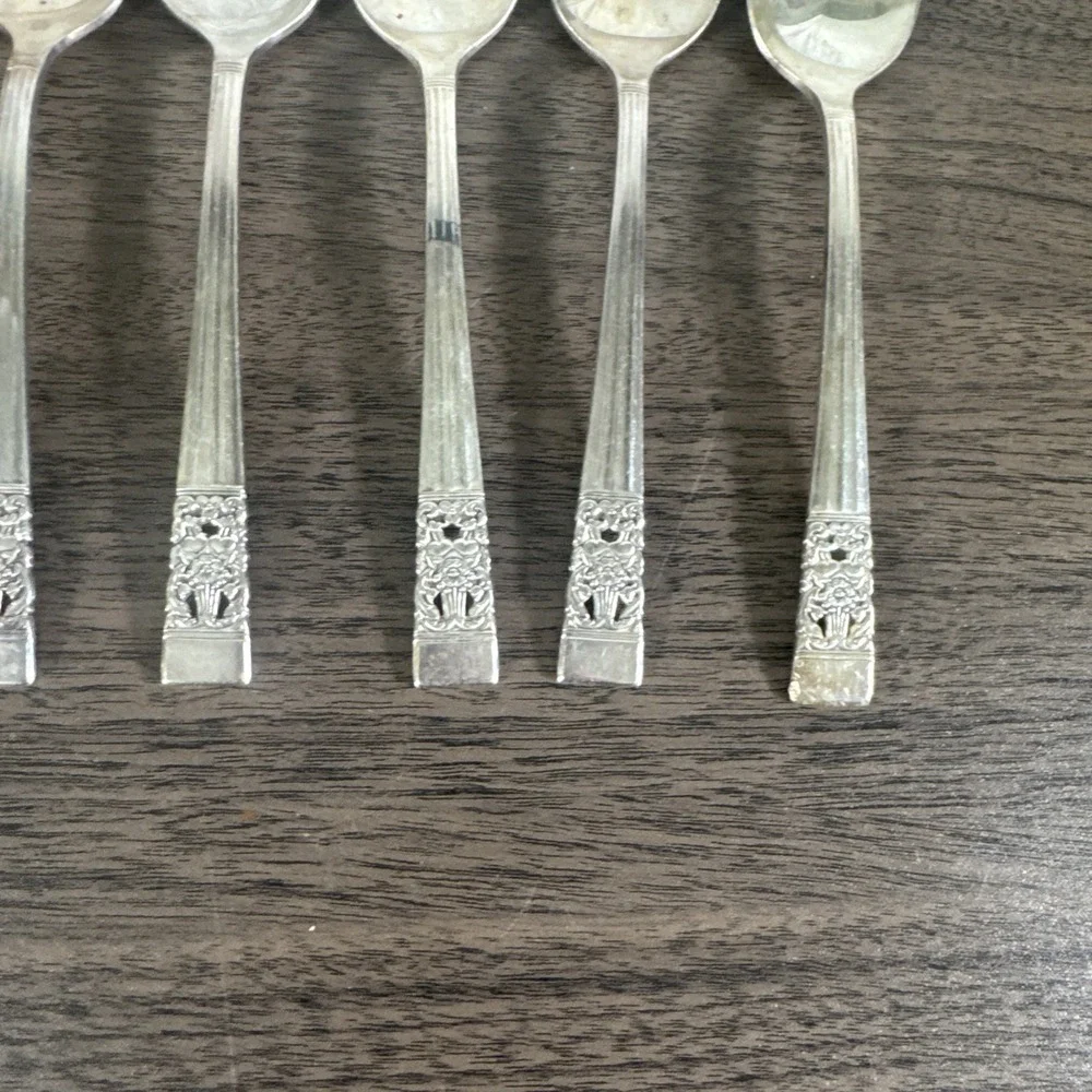 8 VTG Oneida Community CORONATION Dessert Spoon Silverplate‎ 6 inch 1936
